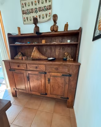 Credenza con tavolo e quattro sedie