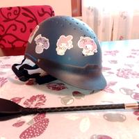 casco cavallo con frustino.