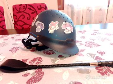 casco cavallo con frustino.