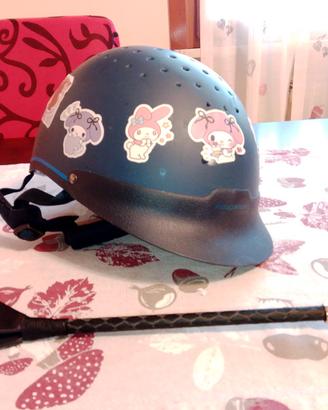 casco cavallo con frustino.