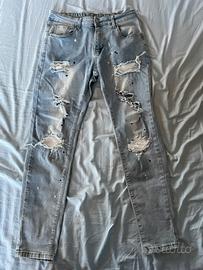 jeans strappati