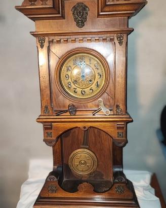 Orologio a pendolo in legno