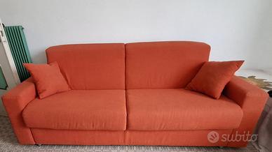 Divano letto matrimoniale.
