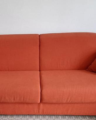 Divano letto matrimoniale.