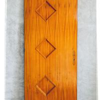 Porta in legno marrone, motivo a rombi con telaio