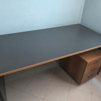 Ampia scrivania da ufficio + cassetti