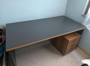 Ampia scrivania da ufficio + cassetti