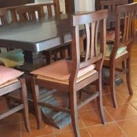 Tavolo da pranzo in legno con sei sedie
