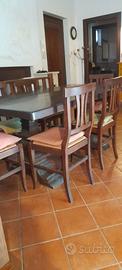 Tavolo da pranzo in legno con sei sedie