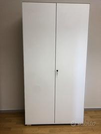 Armadio in metallo con serratura