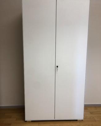 Armadio in metallo con serratura