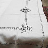 Corredo matrimoniale inciso e ricamato a mano