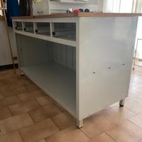 Bancone da lavoro con cassetti e pianale.