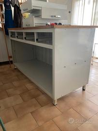 Bancone da lavoro con cassetti e pianale.