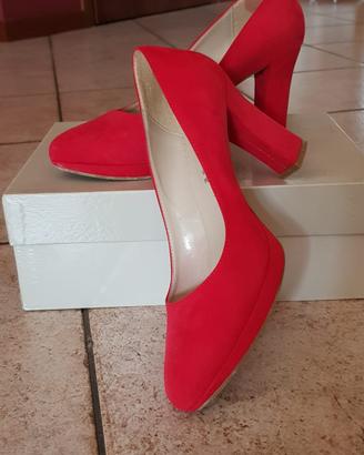 Scarpa rossa con tacco
