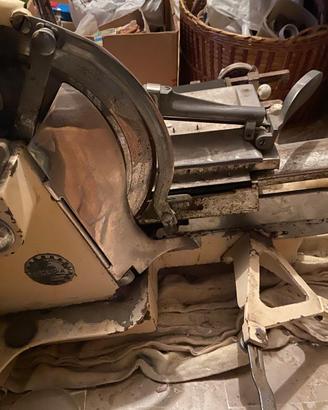 Affettatrice d'epoca a volano