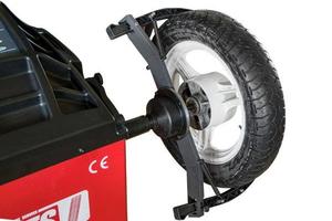 Adattatore per equilibratrice ruote moto scooter