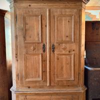 Armadio tirolese in cirmolo