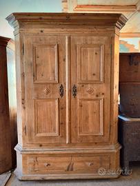 Armadio tirolese in cirmolo