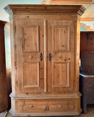 Armadio tirolese in cirmolo