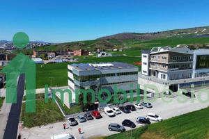 Immobile di 485 m² con più di 5 locali a Tito