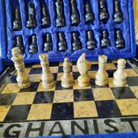 Scacchiera e scacchi in pietra