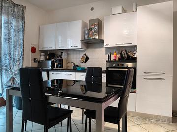 Cucina  completa più tavolo e sedie