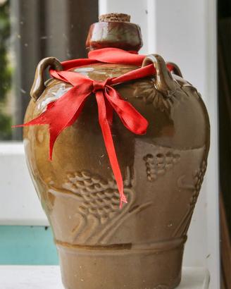 Vecchia bottiglia di vino in terracotta vintage