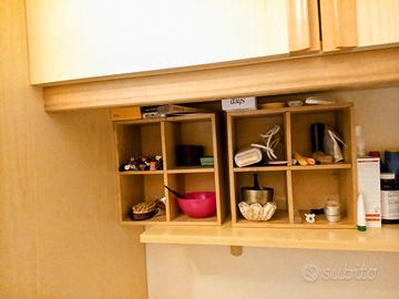 Scaffali in legno chiaro