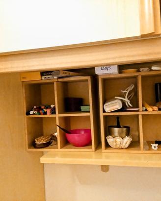 Scaffali in legno chiaro