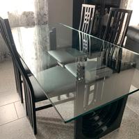 Tavolo con piano in cristallo