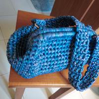 Borsa clutch grande con tracolla, lurex azzurra