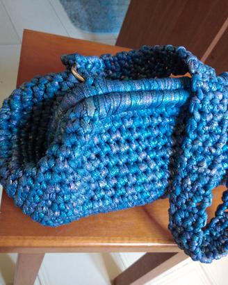 Borsa clutch grande con tracolla, lurex azzurra