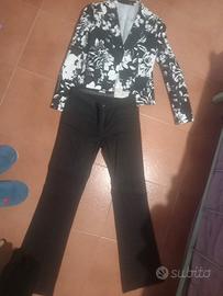 giacca a fiori con pantalone nero