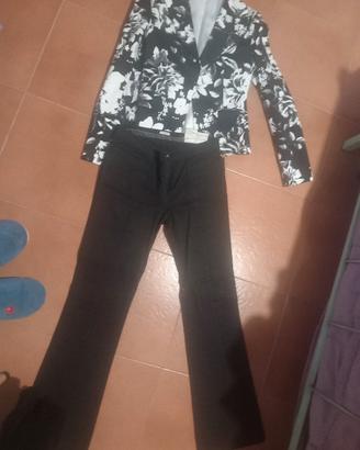 giacca a fiori con pantalone nero