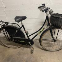 Bici olandese “Holland” con cestino in vimini