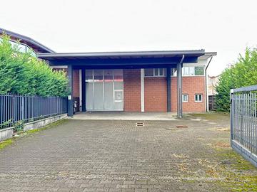Immobile di 330 m² con 1 locale a Carugo