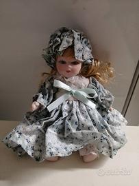 Bambola con vestito a fiori Vintage in ceramica