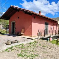 Rustico ristrutturato con frutteto e attrezzature