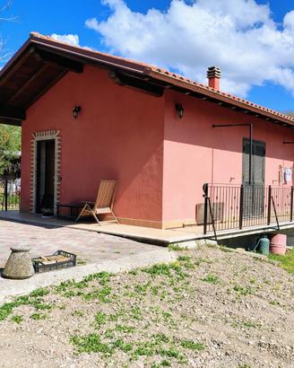 Rustico ristrutturato con frutteto e attrezzature