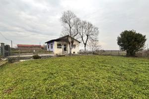 VILLA SU UNICO LIVELLO CON AMPIO GIARDINO PRIVATO
