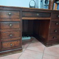 Scrivania in legno massiccio.