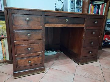 Scrivania in legno massiccio.