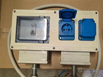 Quadro elettrico con prese e interruttore da tavol