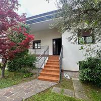 SPLENDIDA VILLA INDIPENDENTE IMMERSA NEL VERDE ...