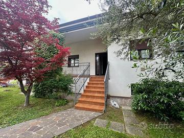 SPLENDIDA VILLA INDIPENDENTE IMMERSA NEL VERDE ...