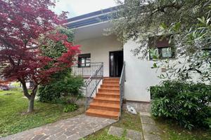 SPLENDIDA VILLA INDIPENDENTE IMMERSA NEL VERDE ...