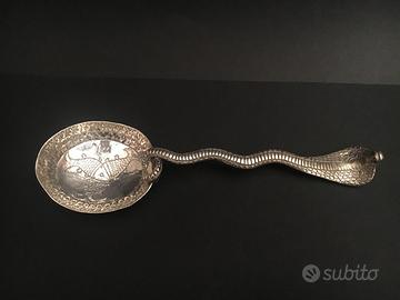 Antico cucchiaio orientale in argento