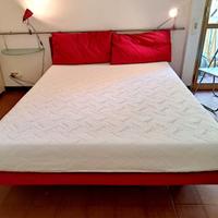 letto matrimoniale con testiera e comodino