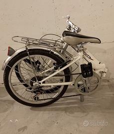 UNA bici pieghevole cambio Shimano 6 rapporti